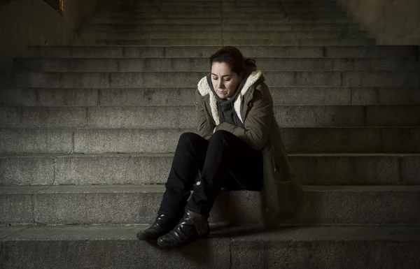 Mulher triste sozinho na escada do metrô de rua sofrendo depressão olhando doente e indefeso — Fotografia de Stock