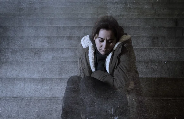 Triest vrouw alleen op straat metro trap depressie lijden — Stockfoto