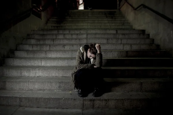 Triste mujer solo en la calle escalera de metro sufriendo depresión buscando enfermo e indefenso —  Fotos de Stock