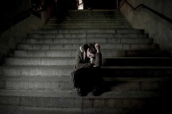 Triste donna sola sulla scala della metropolitana di strada che soffre di depressione cercando malato e indifeso — Foto Stock