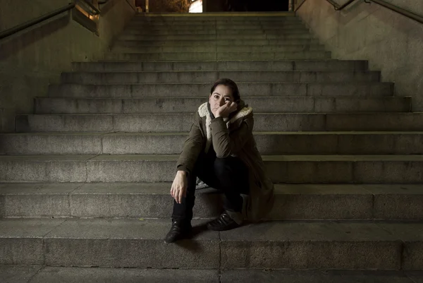 Triest vrouw alleen op straat metro trap lijden depressie op zoek op zoek ziek en hulpeloos — Stockfoto