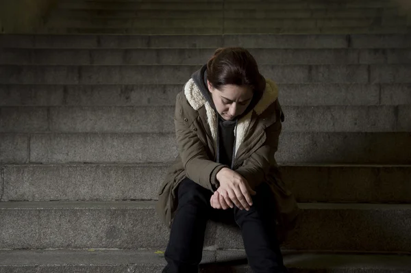 Triste mujer solo en la calle escalera de metro sufriendo depresión buscando enfermo e indefenso —  Fotos de Stock