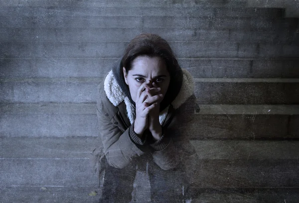 Triste mulher sozinho na rua metrô escadaria sofrendo depressão — Fotografia de Stock