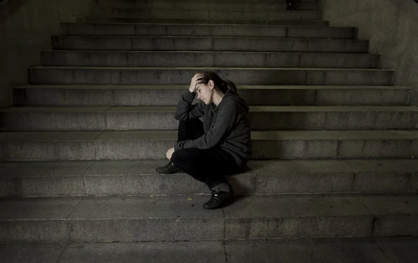 Szomorú nő egyedül utcai metró lépcső szenvedő depresszió látszó, látszó beteg és tehetetlen — Stock Fotó