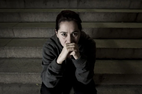 Triste donna sola sulla scala della metropolitana di strada che soffre di depressione cercando malato e indifeso — Foto Stock