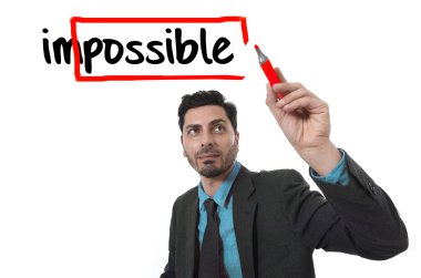 Kurumsal portre işadamı kırmızı işaret yazı ile mümkün imkansız kelime dönüşüyor