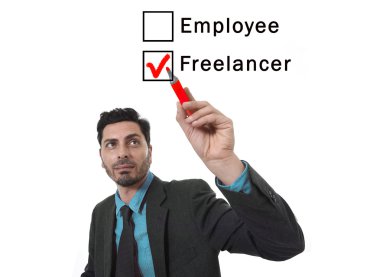 Latince çekici işadamı ile kırmızı işaret freelancer çalışan seçeneği çalışma temennilerinizi saatli kutusunu seçme 