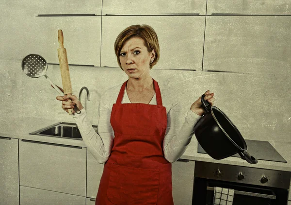 Cozinhar mulher com raiva chateado frustrado rosto expressão no avental segurando cozinhar panela suja editar — Fotografia de Stock