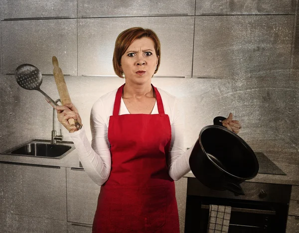 Casa cozinheiro mulher confuso e frustrado no avental pedindo ajuda sujo editar — Fotografia de Stock