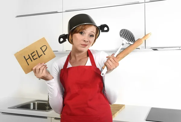 Schöne Köchin Frau verwirrt und frustriert Gesichtsausdruck trägt rote Schürze und bittet um Hilfe halten Nudelholz — Stockfoto