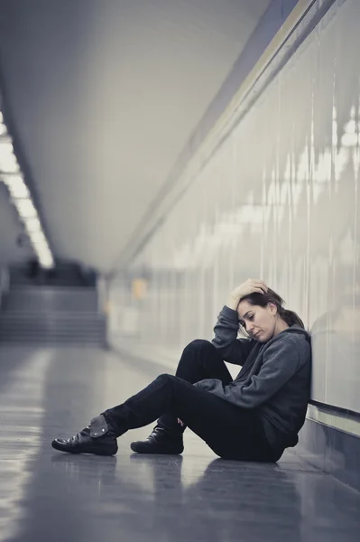 Jovem triste mulher com dor sozinho e deprimido no túnel do metrô urbano — Fotografia de Stock