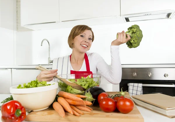 Giovane bella casa cuoco donna in cucina moderna preparare insalata di verdure ciotola sorridente felice — Foto Stock