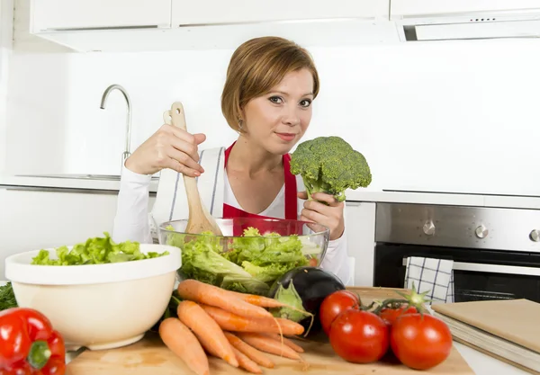 Giovane bella casa cuoco donna in cucina moderna preparare insalata di verdure ciotola sorridente felice — Foto Stock