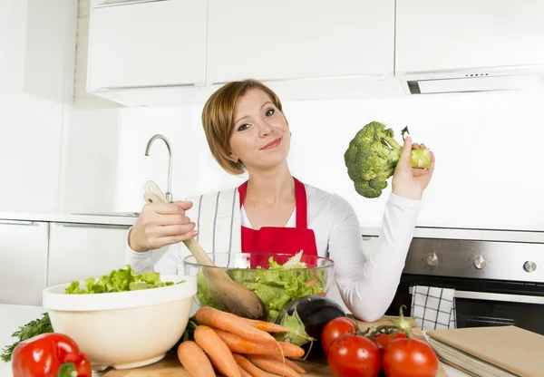 Giovane bella casa cuoco donna in cucina moderna preparare insalata di verdure ciotola sorridente felice — Foto Stock