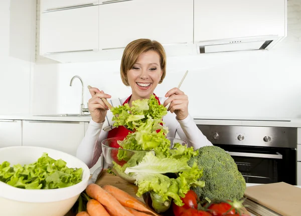 Jovem bela casa cozinheiro mulher na cozinha moderna preparando tigela de salada vegetal sorrindo feliz — Fotografia de Stock