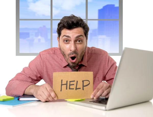 Triste hombre de negocios en el escritorio de la oficina trabajando en computadora portátil pidiendo ayuda deprimido —  Fotos de Stock