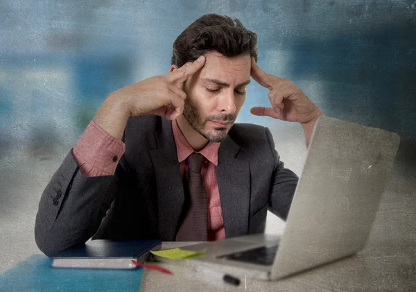 Hombre de negocios preocupado que sufre dolor de cabeza trabajando en la computadora desesperado en el estrés laboral — Foto de Stock