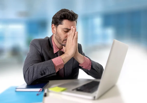 Joven hombre de negocios sentado en la oficina trabajando en la computadora desesperado y preocupado en el estrés laboral — Foto de Stock