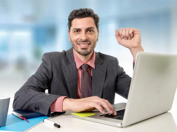 Hombre de negocios que trabaja en la computadora portátil de oficina feliz satisfecho y exitoso — Foto de Stock