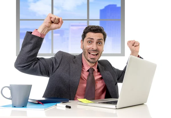 Businessman working happy at office computer excited and euphoric — Stock fotografie