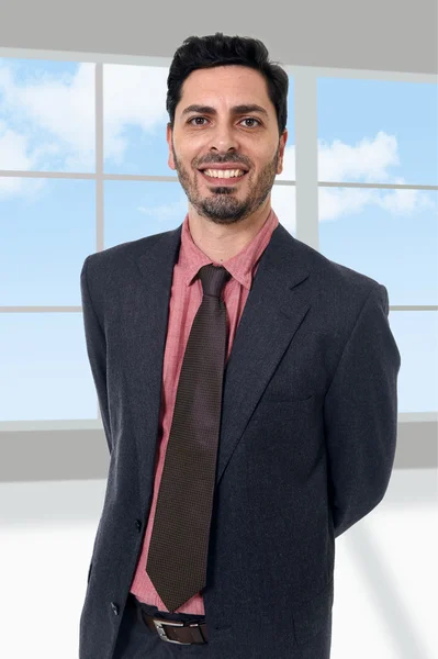 Unternehmensporträt eines jungen attraktiven Geschäftsmannes im modernen Büro — Stockfoto