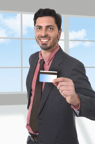 Corporate portret van jonge aantrekkelijke zakenman weergegeven: credit card — Stockfoto