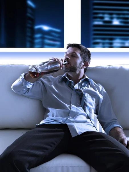 Homme d'affaires ivre gaspillé et bouteille de whisky dans le concept de l'alcoolisme — Photo