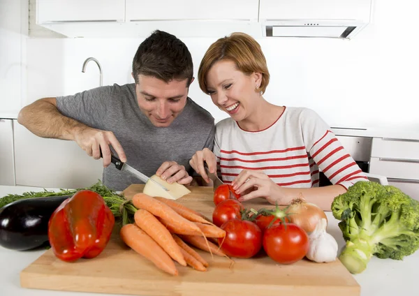 Joven pareja americana trabajando en casa cocina preparación vegetal ensalada juntos sonriendo feliz — Foto de Stock