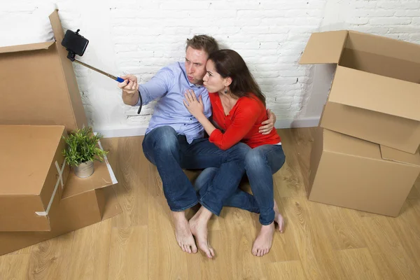 Young happy American couple sitting on floor celebrating moving — 图库照片