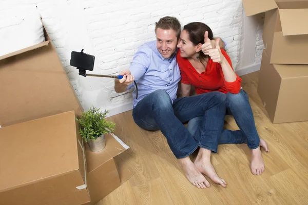 Young happy American couple sitting on floor celebrating moving — 图库照片