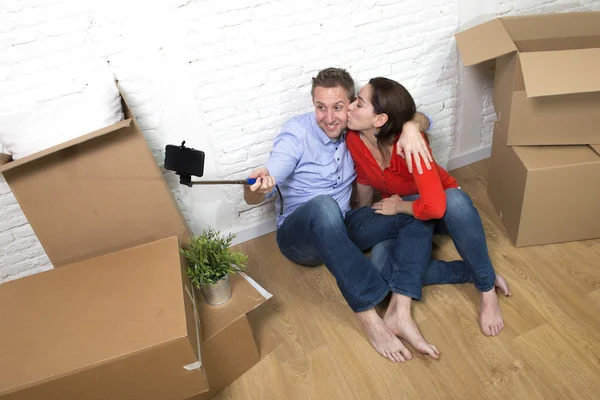 Young happy American couple sitting on floor celebrating moving — Φωτογραφία Αρχείου