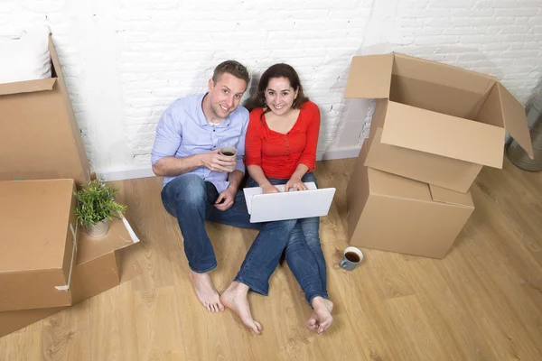 Couple assis sur le sol se déplaçant dans une nouvelle maison ou appartement appartement — Photo