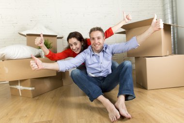 kat birlikte yeni düz ev veya apartman içinde hareket kutlayan üzerinde oturan genç mutlu çift