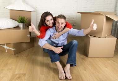 kat birlikte yeni düz ev veya apartman içinde hareket kutlayan üzerinde oturan genç mutlu çift