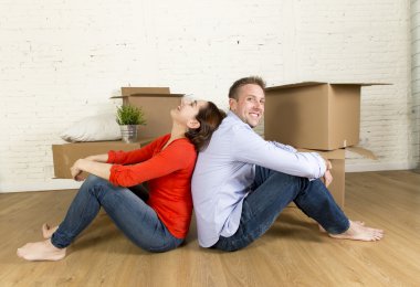 mutlu çift kat üzerinde kutluyor yeni düz ev veya apartman hareketli oturan