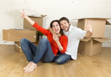 mutlu çift kat üzerinde kutluyor yeni düz ev veya apartman hareketli oturan