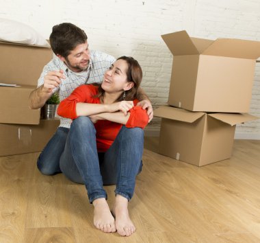 mutlu çift kat üzerinde kutluyor yeni düz ev veya apartman hareketli oturan