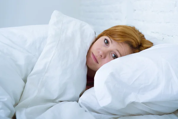 Giovane donna sdraiata a letto malata incapace di dormire soffrendo deprimere — Foto Stock