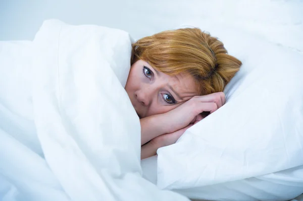 Mujer joven acostada en la cama enferma incapaz de dormir sufriendo depresión y pesadillas insomnio trastorno del sueño —  Fotos de Stock