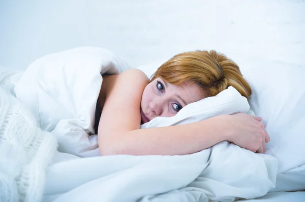 Mujer joven acostada en la cama enferma incapaz de dormir sufriendo depresión y pesadillas insomnio trastorno del sueño — Foto de Stock