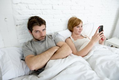 kaç yatak koca hayal kırıklığı içinde tatminsiz karısı cep telefonu kullanarak süre üzgün 