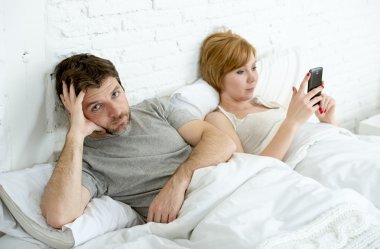 kaç yatak koca hayal kırıklığı içinde tatminsiz karısı cep telefonu kullanarak süre üzgün 