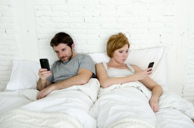 Genç çift yatakta birbirlerini ilişki iletişim sorunları görmezden istimal hareket eden telefon
