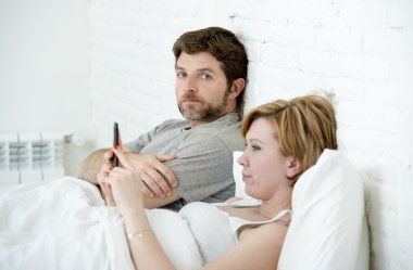 kaç yatak koca hayal kırıklığı içinde tatminsiz karısı cep telefonu kullanarak süre üzgün 