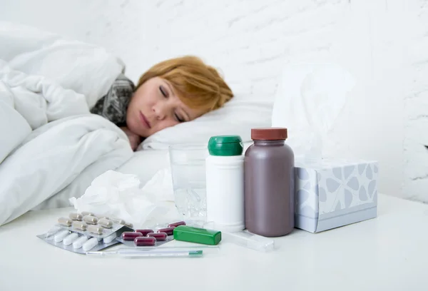 Chora kobieta czuje się źle chory leżąc na łóżku cierpienie ból głowy zima zimny i wirusa grypy o leki — Zdjęcie stockowe