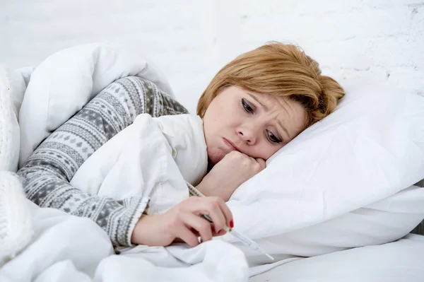 Termometre ateşli zayıf acı kış soğuk grip virüsü ile yatakta kadın — Stok fotoğraf