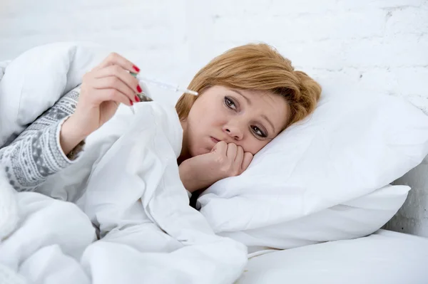 Mulher na cama com termômetro febril fraco sofrendo inverno vírus da gripe fria — Fotografia de Stock
