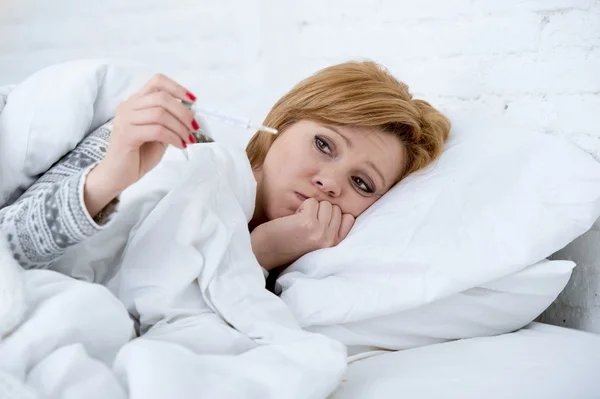 Mujer en la cama con termómetro febril débil que sufre el virus de la gripe fría de invierno —  Fotos de Stock