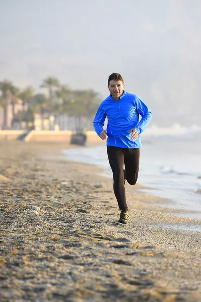 Jovem homem esporte correndo em exercício de fitness na praia ao longo do mar de manhã cedo — Fotografia de Stock