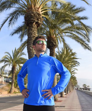 runner adam sabah dürtmek eğitim oturumunda beach palm ağaçlar Boulevard güneş gözlüğü ile poz
